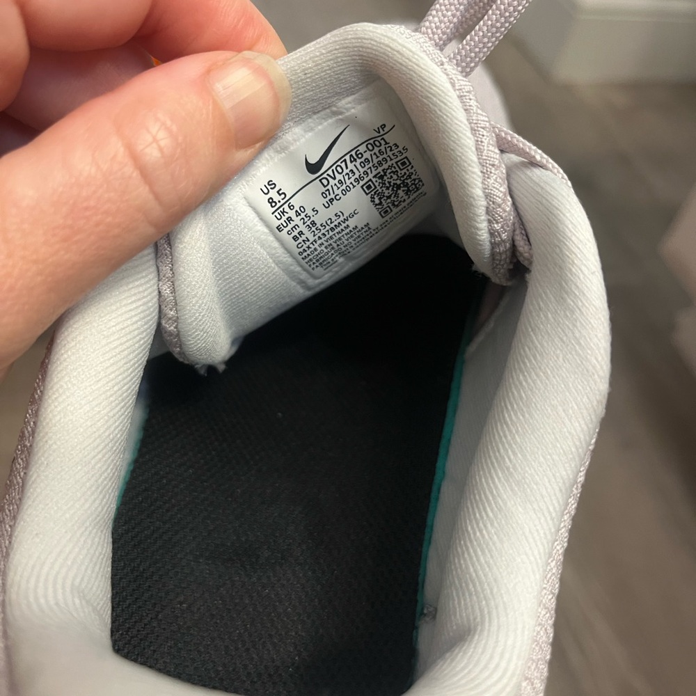 Women's Nike W Flex Experience Run 12 Sneakers- Size 8.5- Pre-owned - Picture 6 of 7